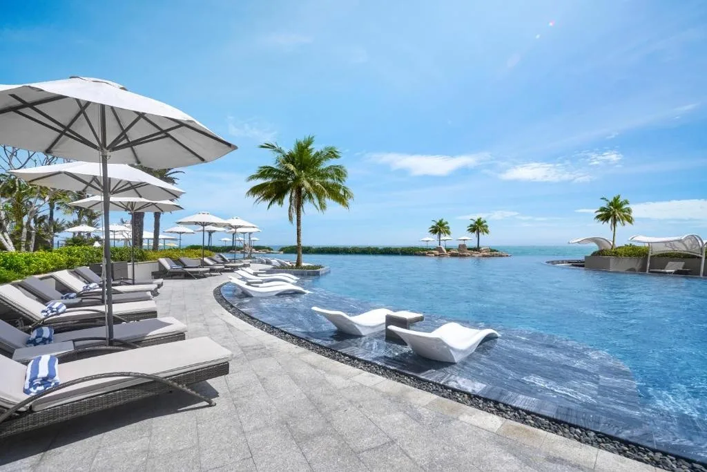 bể bơi Holiday Inn Hồ Tràm